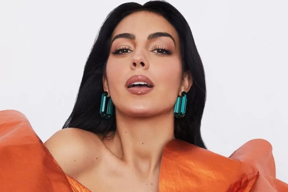 Georgina Rodríguez marca tendencia con sus uñas navideñas fucsia, ideales para manos glamorosas