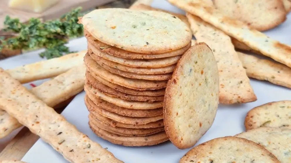 Descubrí lo fácil que es preparar galletas de agua caseras: la receta más económica y versátil