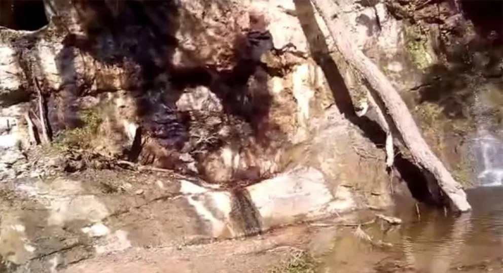 Alertan por una posible contaminación por petróleo en la Quebrada de Galarza