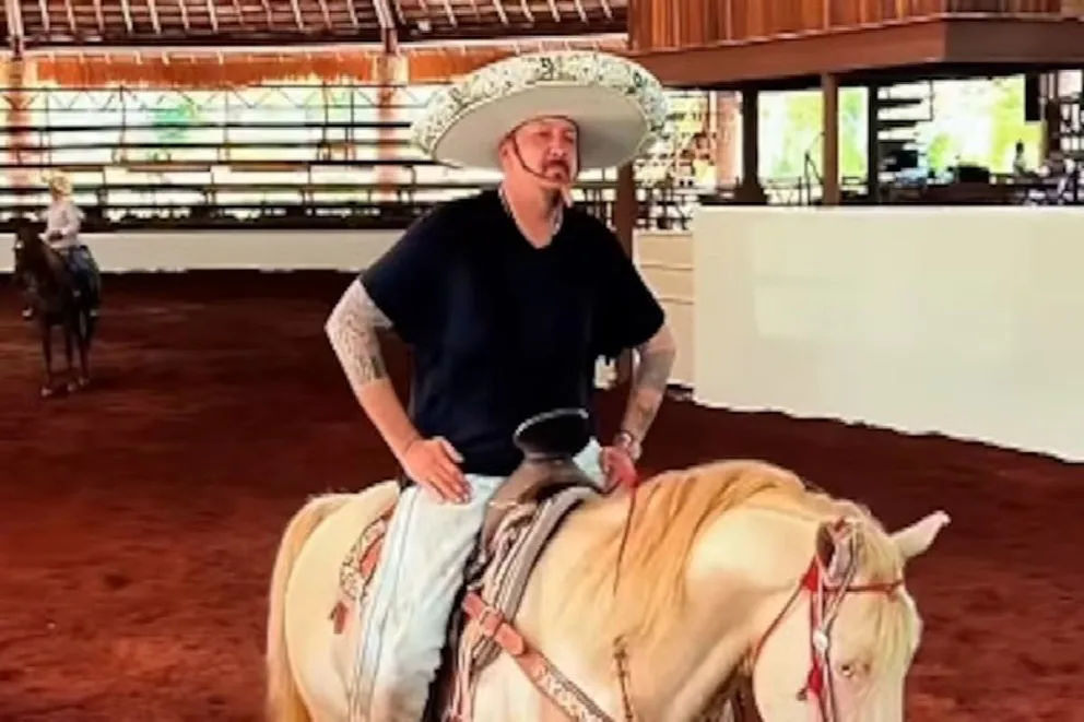Pepe Aguilar en el ojo del huracán: acusado por hacer esta cruel práctica en su cumpleaños 