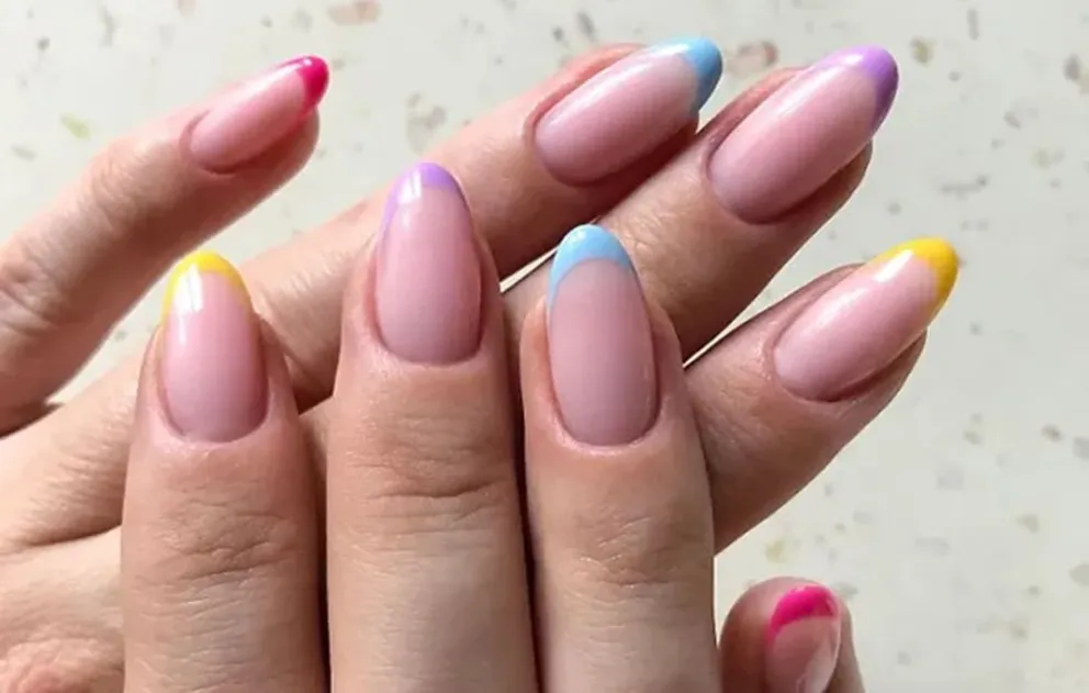 La manicura francesa se reinventa: descubrí el colorido Nail Art que marcará el cierre del 2024