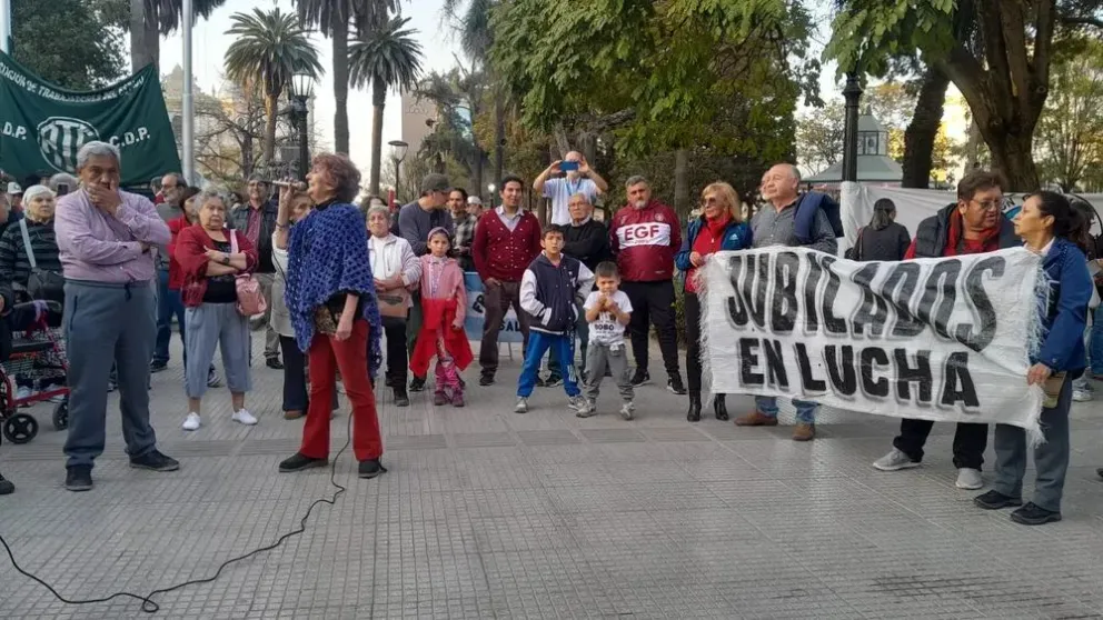 Los jubilados salteños también se movilizaron en contra del veto presidencial a la reforma jubilatoria