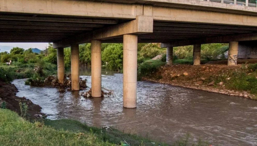 Tensión y caos por la crecida del Río Arenales: el agua arrazó con una vivienda 