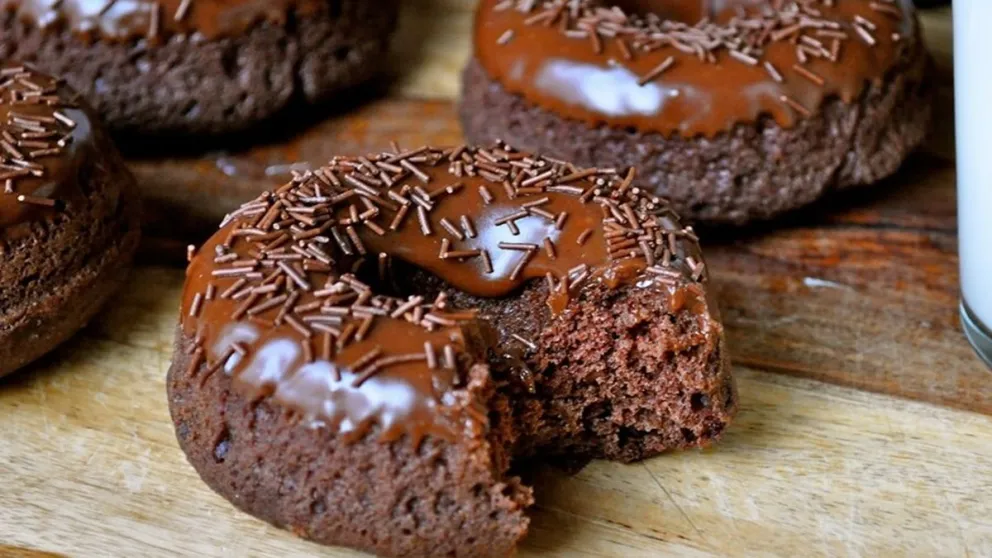 Fin de semana perfecto: aprendé a hacer estas irresistibles donas de chocolate sin harina que tu familia amarán