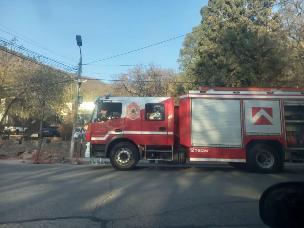 Feroz incendio detrás del Museo de Antropología: bomberos trabajan para controlar las llamas