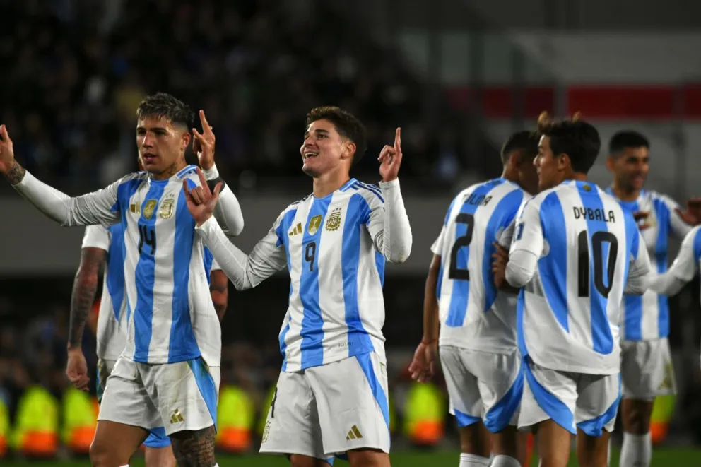 El campeón sigue de racha: la Selección Argentina goleó 3 a 0 a Chile y desató la fiesta en el Monumental