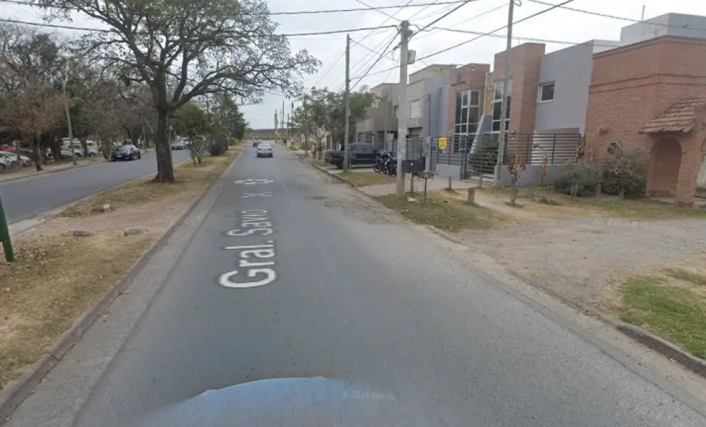 Insólito accidente en Grand Bourg: perdió el control del auto y terminó chocando contra un poste