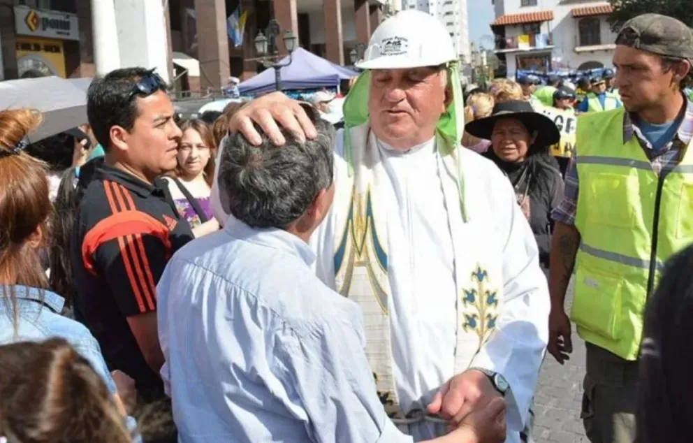 Monseñor Dante Bernacki emocionado hasta las lágrimas: el párroco presenció la procesión del Señor y la Virgen del Milagro