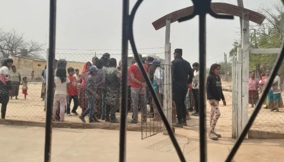 Pánico en Alto La Sierra: un grupo de caciques wichi provocó el incendio de una casa particular