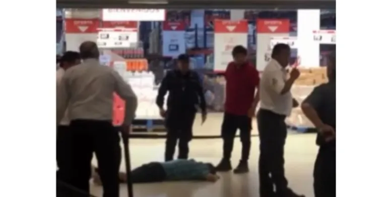Hombre cayo del primer piso del shopping