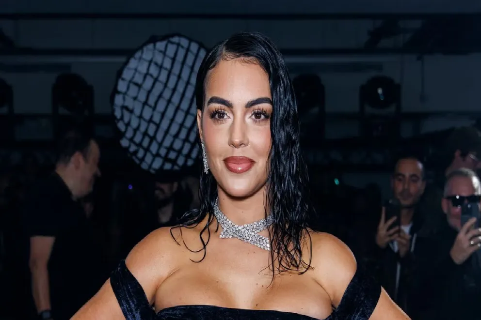 Georgina Rodríguez luce el vestido fruncido negro que potencia las curvas