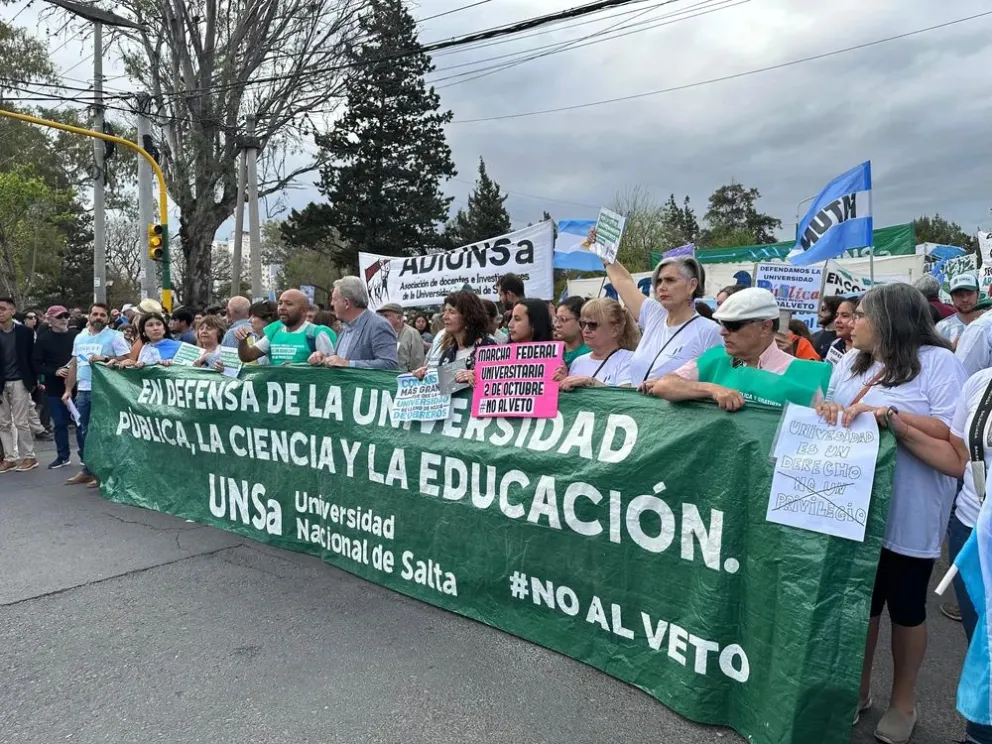 Tercera marcha universitaria en Salta: "La situación está empeorando y no tenemos presupuesto para el próximo año"