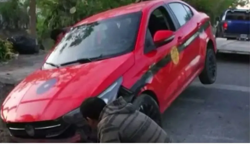 Por intentar esquivar a una moto, un taxi quedó incrustado en un terrible bache