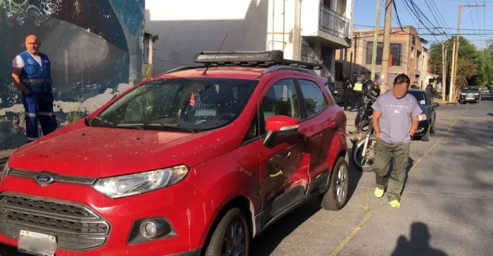 Escalofriante choque en el Monumento 20 de Febrero: una mujer tuvo que ser hospitalizada