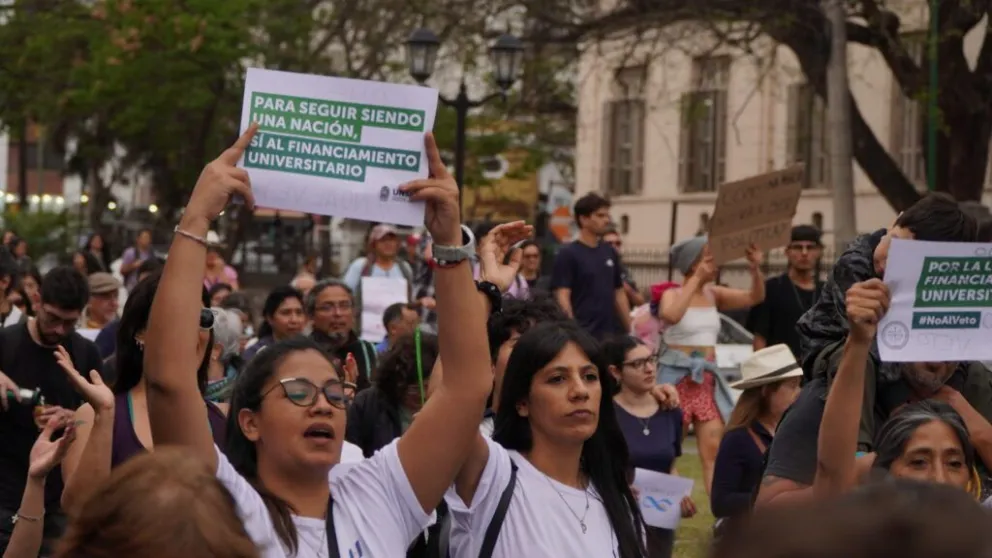 Tercera marcha universitaria en Salta: "No podemos seguir funcionando con una prórroga del presupuesto 2023"