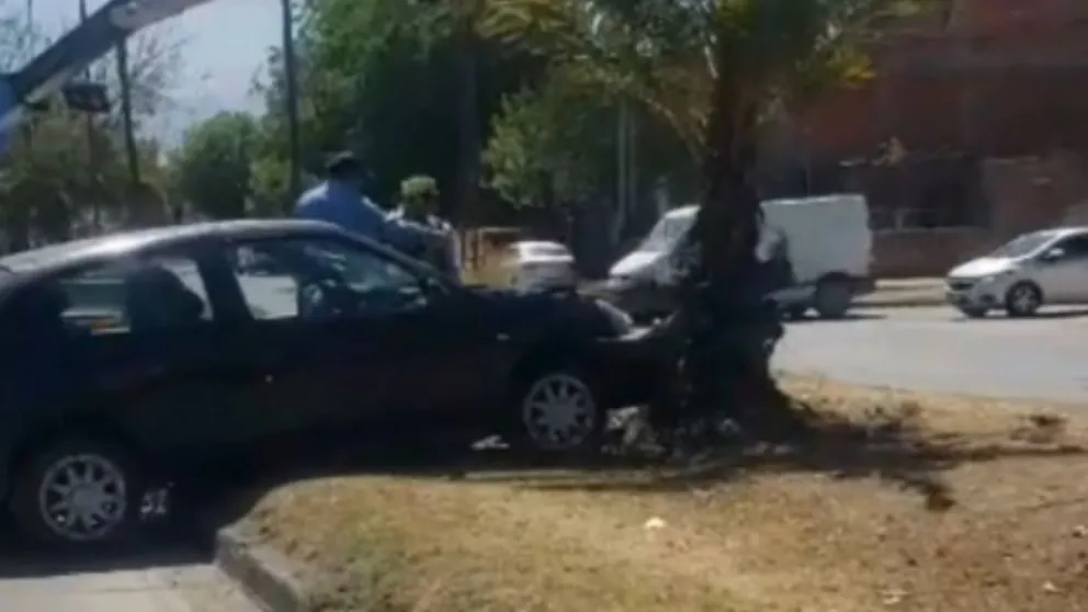 Violento accidente en Avenida Líbano: un automóvil se incrustó en una palmera