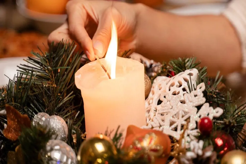 Los únicos tres colores de velas que debes encender en Navidad para conectar con la magia espiritual
