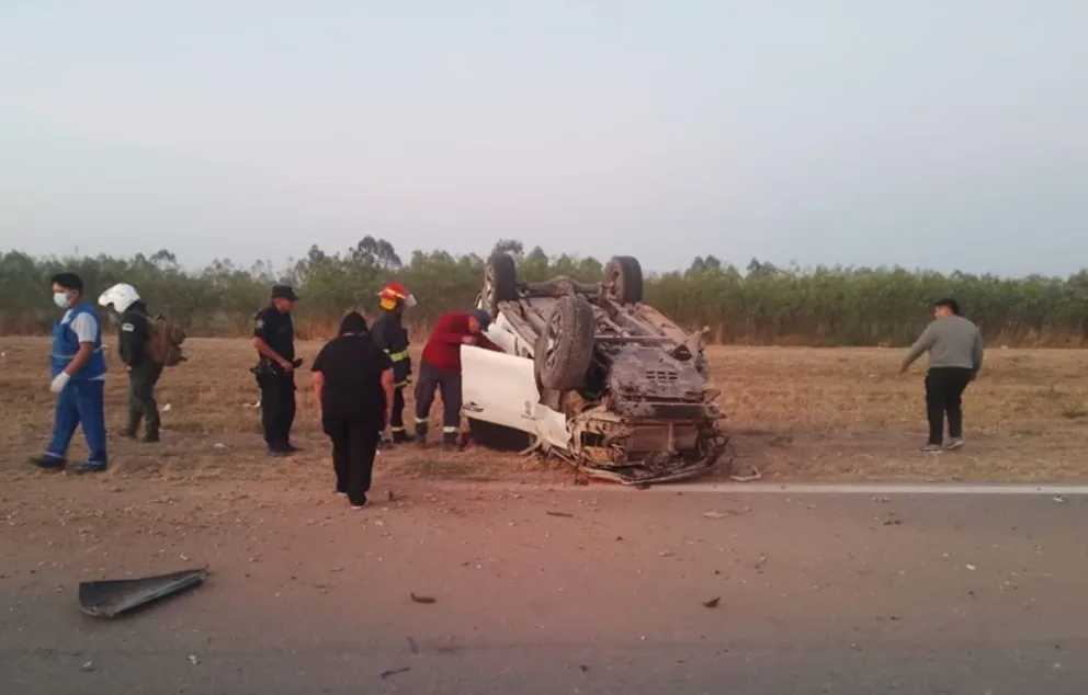 Imprudencia y vuelco sobre la Ruta 50: el conductor de la camioneta salió despedido