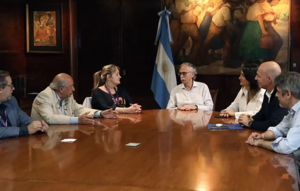 A tan sólo tres días de asumir a su cargo como ministro de Salud, Mario Lugones echó a la administración del Garrahan