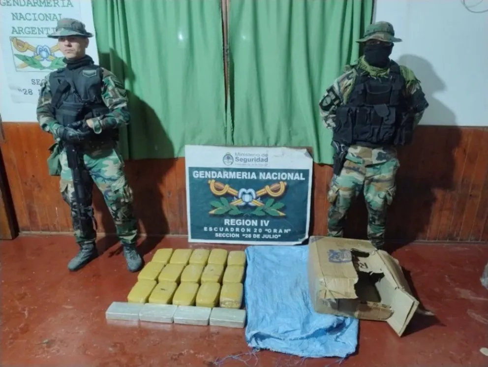Orán: narcotraficantes fueron sorprendidos por Gendarmería y abandonaron una caja llena de drogas