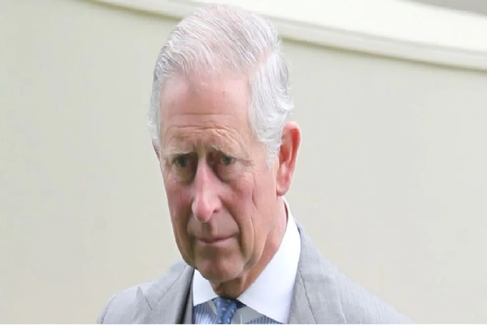 El rey Carlos: un rey en crisis tras las revelaciones de su hijo Harry