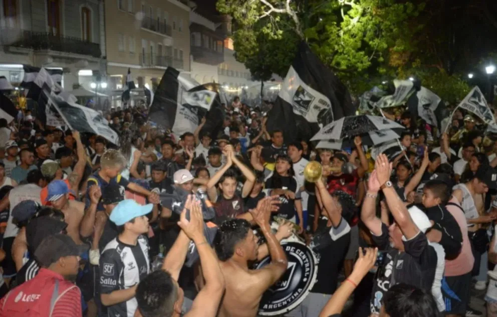Fiebre azabache en la ciudad: así es el festejo de los hinchas de Central Norte en la Plaza 9 de Julio