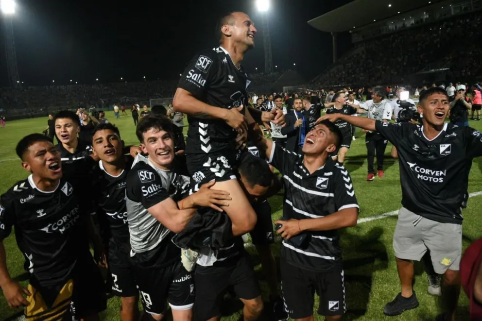Gustavo Sáenz se sumó a la fiebre azabache: el Gobernador celebró el ascenso a Central Norte