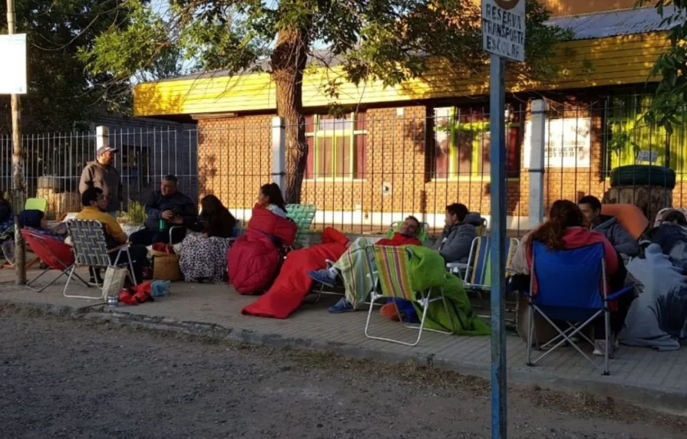 Mucha demanda, poca oferta: padres llevan días acampando frente a la Escuela Sargento Cabral