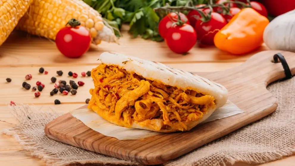 Sorprendé a tu familia con esta irresistible receta de arepas rellenas de pollo: un clásico fácil y delicioso