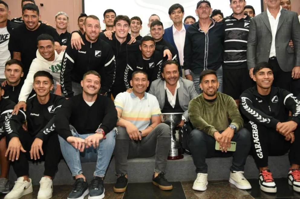 Tras el ascenso a Primera Nacional, Gustavo Sáenz recibió al plantel de Central Norte