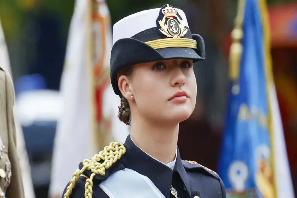Los Inesperados Movimientos de la Princesa Leonor en el Desfile del 12 de Octubre Bajo la Lluvia