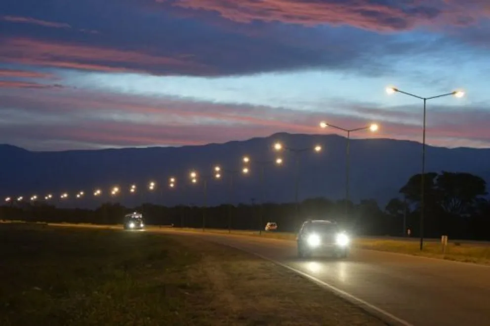 Violento accidente en Circunvalación Sudeste: se durmió al volante y chocó contra un poste de luz