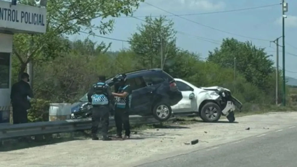 Violento choque frontal en la bajada del Cerro de la Virgen: un hombre resultó herido