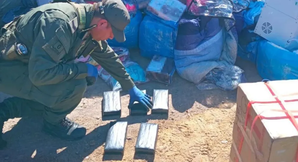 Golpe al narcotráfico: detuvieron a dos personas transportando droga en un colectivo proveniente de Salta