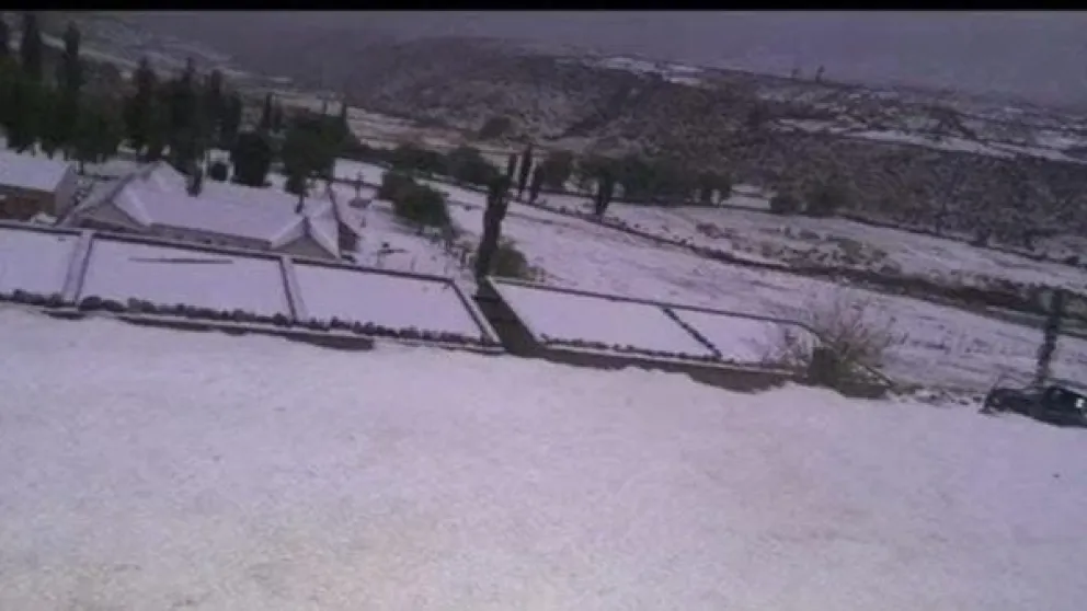Temporal en Salta: un pueblo se tiñó de blanco por la gran cantidad de granizo que cayó