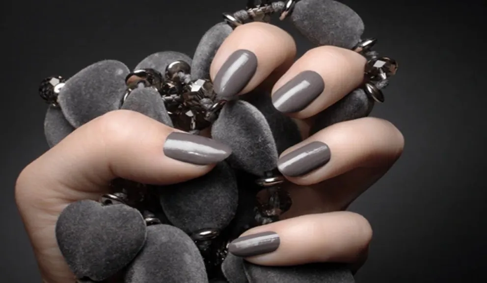 Descubrí el poderoso color en Nail Art que rejuvenece tus manos: ideal para mujeres mayores de 40 años 