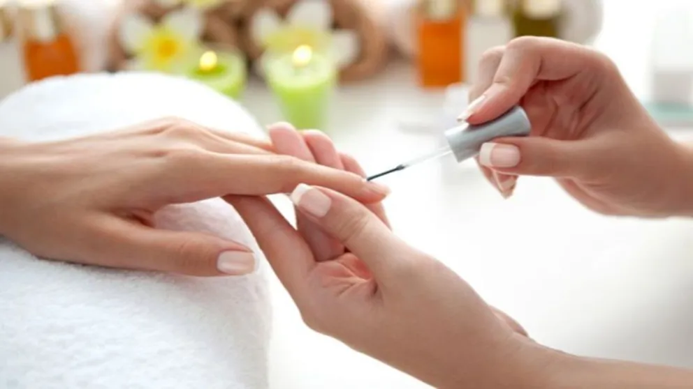 Descubrí esta hermosa variante del Nail Art francés: la manicura "doble french" elegante y delicada 