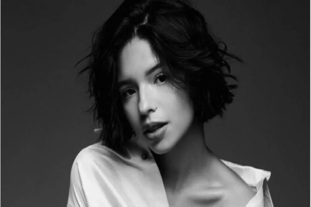 Ángela Aguilar sufre accidente en concierto y se vuelve viral en TikTok