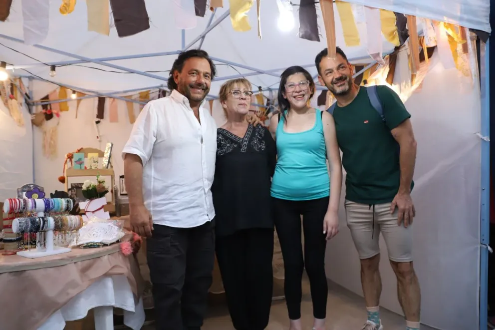 Gustavo Sáenz recorrió la feria de Emprendedores por el Día de la Madre