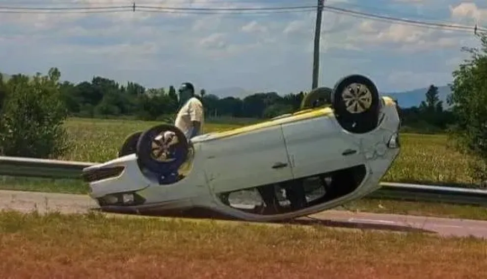 Lunes accidentado: un automóvil volcó en plena Circunvalación Sudeste