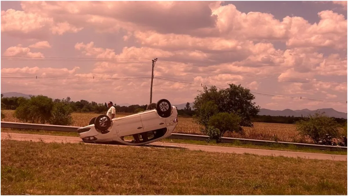 Autom&oacute;vil volc&oacute; en Circunvalaci&oacute;n Sudeste 