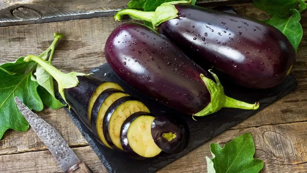 Esta es la económica receta de berenjenas al escabeche: un plato fresco y muy fácil de hacer