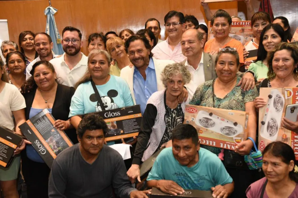Gustavo Sáenz entregó anafes eléctricos a 250 familias que no tienen acceso a la red de gas natural