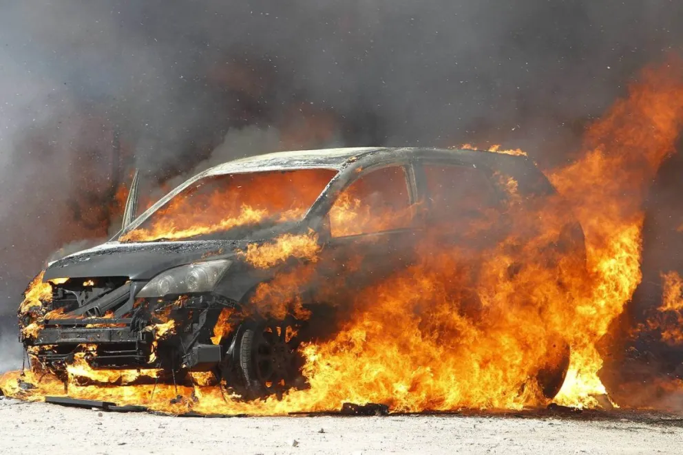 Carro incendiado