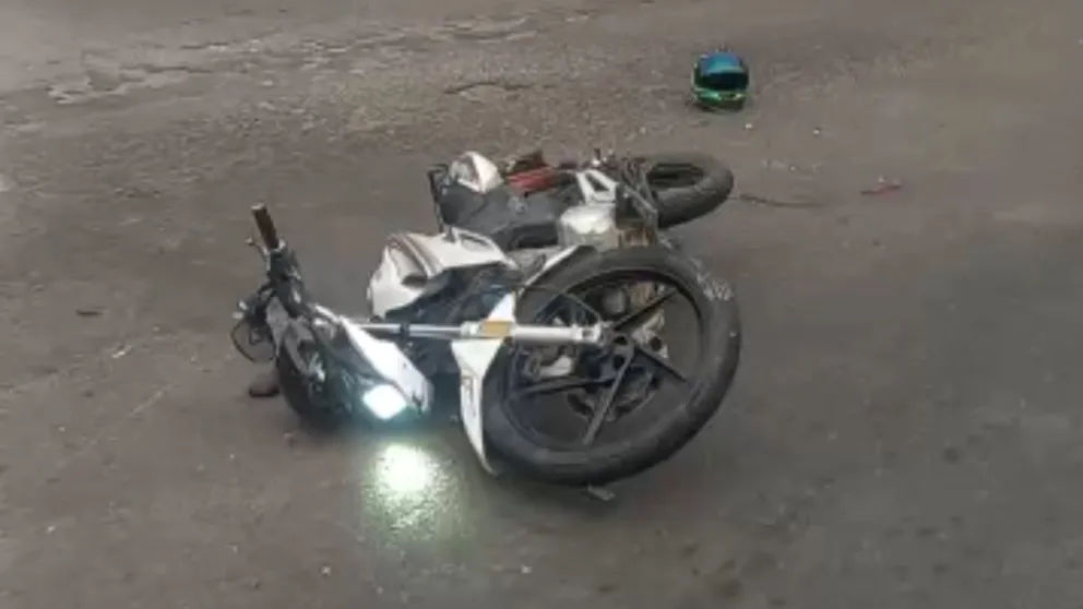 Brutal accidente en el centro salteño: un motociclista resultó gravemente herido