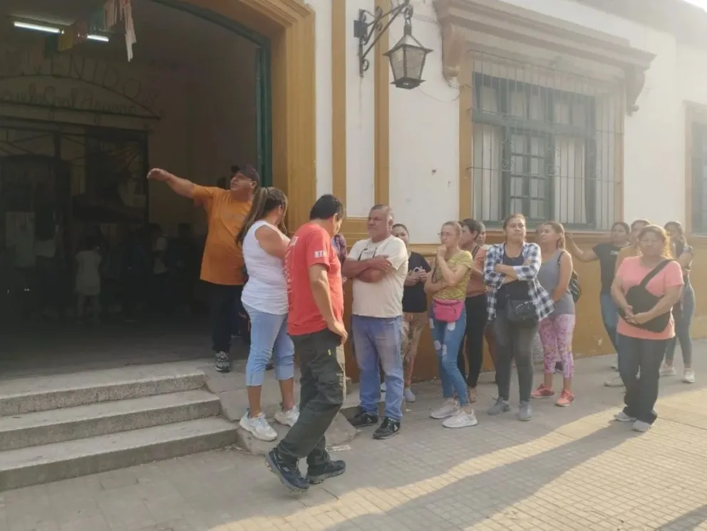 Teléfono para Cristina Fiore: padres de la Escuela Pizarro se volvieron a manifestar por la falta de aulas