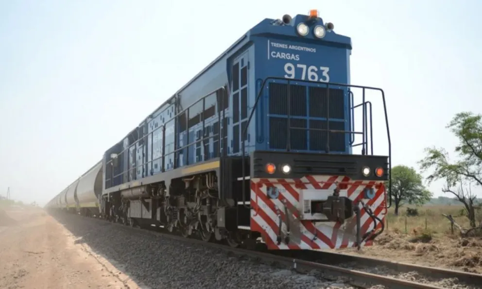 Tren minero San Juan GMXT: Vías del ferrocarril Belgrano Cargas, con un tren de carga avanzando por un paisaje rural o industrial, simbolizando la infraestructura logística.