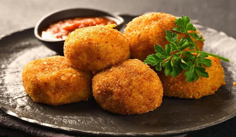 Esta es la mejor receta de croquetas de papa y queso: crujientes por fuera y cremosas por dentro