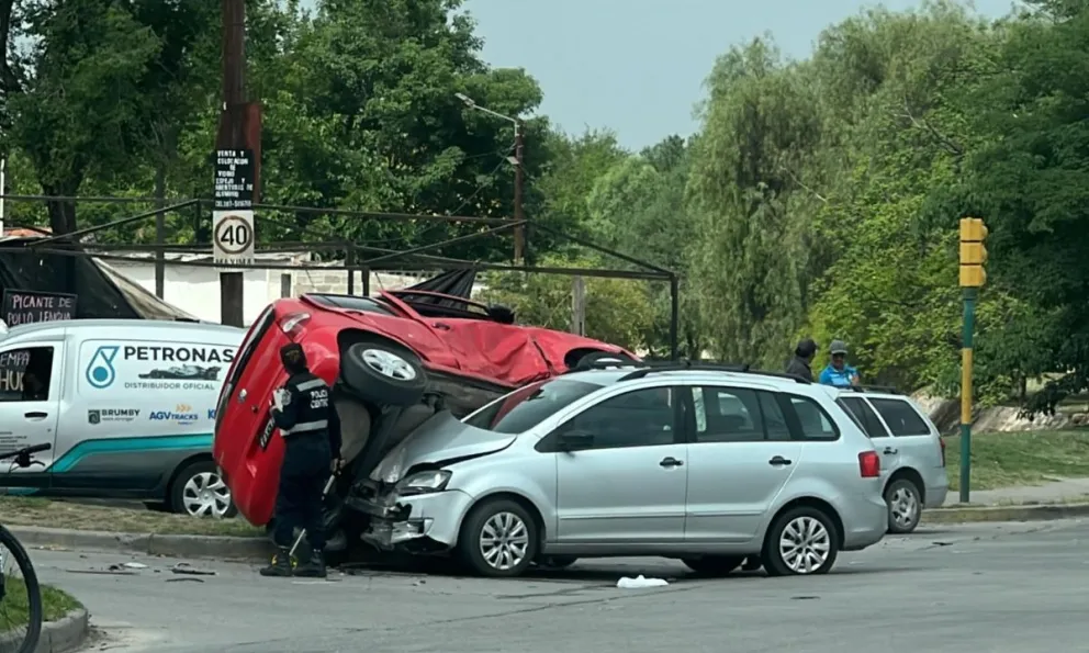 |ÚLTIMO MOMENTO| Monumental accidente de tránsito en el Barrio Autódromo
