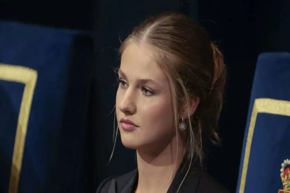 Los nervios de la Princesa Leonor juegan una mala pasada en su debut en los Premios Princesa de Asturias